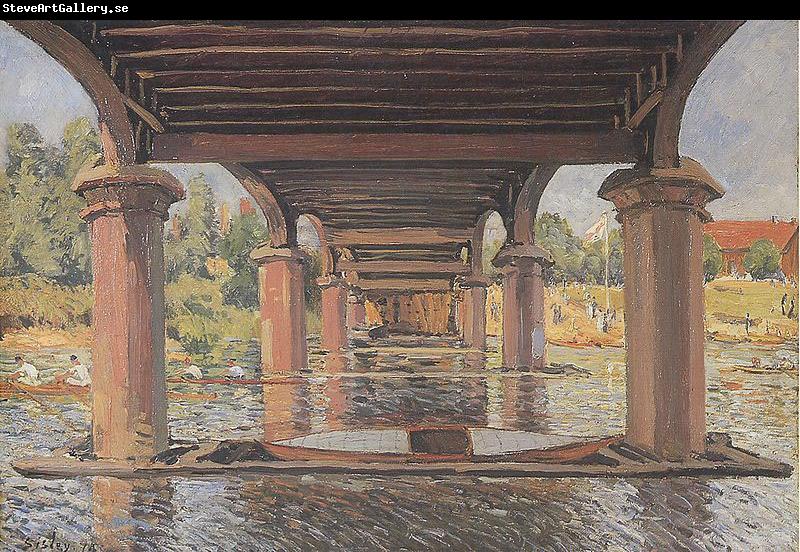 Alfred Sisley Under the Bridge at Hampton Court,